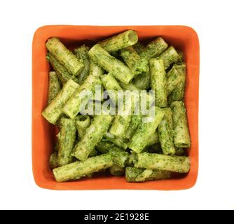 Pasta mit original Pesto grüne Sauce in Genua (Genua) Italien auf weißem Hintergrund, Pasta mit Basilikum Pesto Kräuter isoliert. Italienisches Essen. Stockfoto