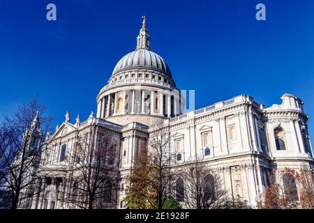 St. Paul's Cathedral in London England von Sir gebaut Christopher Wren, die ein beliebtes Touristenziel Besucher Wahrzeichen Des Stadtbestands Stockfoto