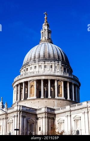 St. Paul's Cathedral in London England von Sir gebaut Christopher Wren, die ein beliebtes Touristenziel Besucher Wahrzeichen Des Stadtbestands Stockfoto