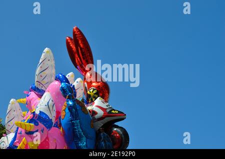 Farbenfroher Ballon für Kinder mit blauem Himmel im Sommer Stockfoto