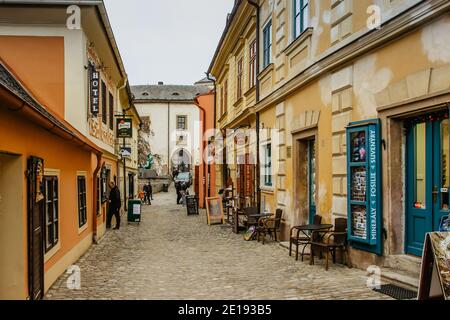 Kutna Hora, Tschechische republik-Dezember 19,2020.Touristen zu Fuß in der Straße mit bunten Häusern.UNESCO-Weltkulturerbe.Tschechische beliebte touristische Desti Stockfoto