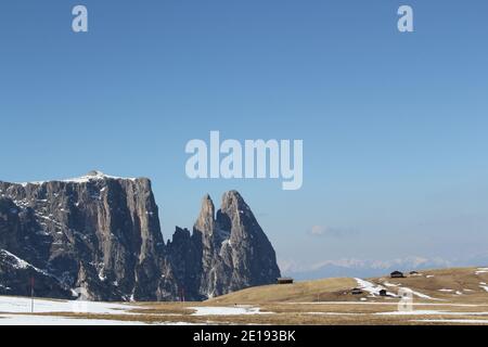 Blick auf die Berge über die seiser alm an einem sonnigen Tag Im Spätwinter mit schmelzendem Schnee Stockfoto