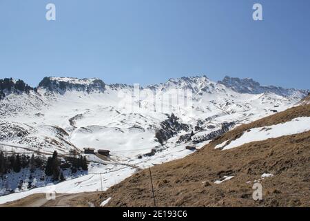 Blick auf die Berge über die seiser alm an einem sonnigen Tag Im Spätwinter mit schmelzendem Schnee Stockfoto