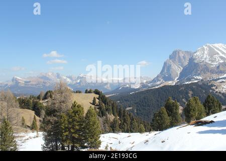 Blick auf die Berge über die seiser alm an einem sonnigen Tag Im Spätwinter mit schmelzendem Schnee Stockfoto