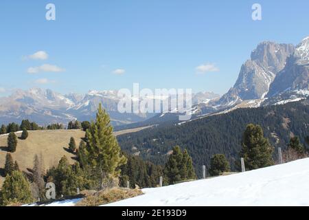 Blick auf die Berge über die seiser alm an einem sonnigen Tag Im Spätwinter mit schmelzendem Schnee Stockfoto