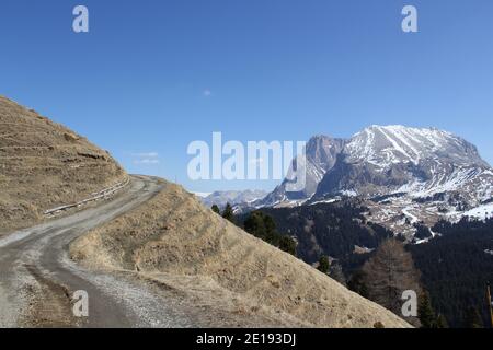 Blick auf die Berge über die seiser alm an einem sonnigen Tag Im Spätwinter mit schmelzendem Schnee Stockfoto