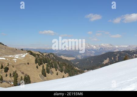 Blick auf die Berge über die seiser alm an einem sonnigen Tag Im Spätwinter mit schmelzendem Schnee Stockfoto