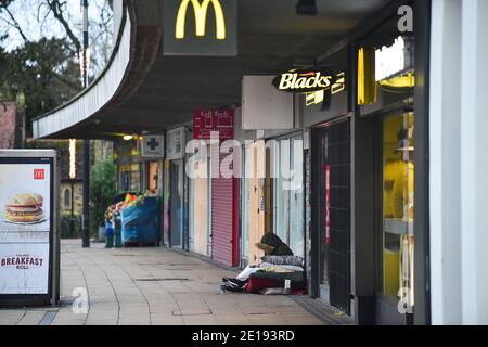 Crawley UK 5. Januar 2021 - das Stadtzentrum von Crawley ist heute ruhig, nachdem der Premierminister Boris Johnson gestern die neuesten COVID-19-Sperrbeschränkungen für England angekündigt hatte. Die West Sussex Stadt Crawley hat eine der höchsten Anstieg in Fällen im Südosten und seine Wirtschaft leidet auch schlecht wegen seiner Nähe zum Flughafen Gatwick : Credit Simon Dack / Alamy Live News Stockfoto