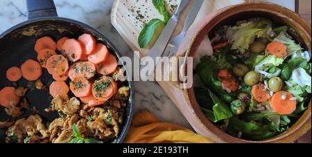 Salatschüssel mit Karotten, Oliven und Tofu-Eiern Stockfoto