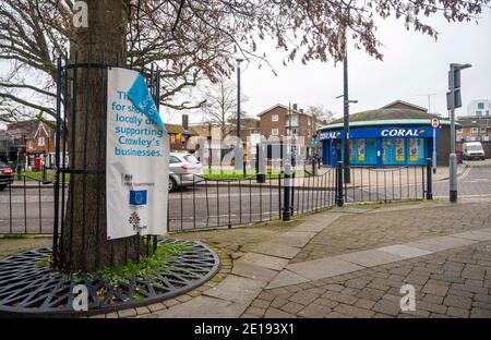 Crawley UK 5. Januar 2021 - Crawley High Street in der Innenstadt, die heute ruhig ist, nachdem die neuesten COVID-19 Sperrbeschränkungen für England gestern vom Premierminister Boris Johnson angekündigt wurden. Die West Sussex Stadt Crawley hat eine der höchsten Anstieg in Fällen im Südosten und seine Wirtschaft leidet auch schlecht wegen seiner Nähe zum Flughafen Gatwick : Credit Simon Dack / Alamy Live News Stockfoto