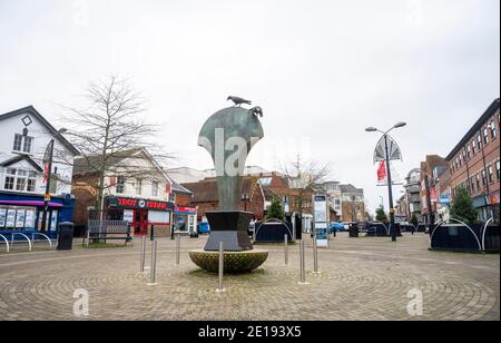 Crawley UK 5. Januar 2021 - Crawley High Street in der Innenstadt, die heute ruhig ist, nachdem die neuesten COVID-19 Sperrbeschränkungen für England gestern vom Premierminister Boris Johnson angekündigt wurden. Die West Sussex Stadt Crawley hat eine der höchsten Anstieg in Fällen im Südosten und seine Wirtschaft leidet auch schlecht wegen seiner Nähe zum Flughafen Gatwick : Credit Simon Dack / Alamy Live News Stockfoto