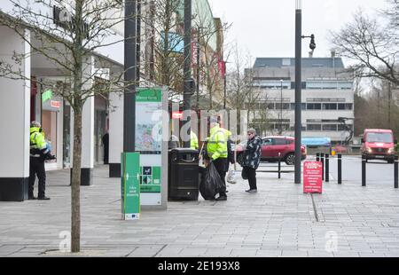 Crawley UK 5. Januar 2021 - Ratsmitarbeiter bei der Arbeit in Crawley Stadtzentrum, das heute ruhig ist, nachdem die neuesten COVID-19 Sperrbeschränkungen für England wurden gestern von Premierminister Boris Johnson angekündigt . Die West Sussex Stadt Crawley hat eine der höchsten Anstieg in Fällen im Südosten und seine Wirtschaft leidet auch schlecht wegen seiner Nähe zum Flughafen Gatwick : Credit Simon Dack / Alamy Live News Stockfoto