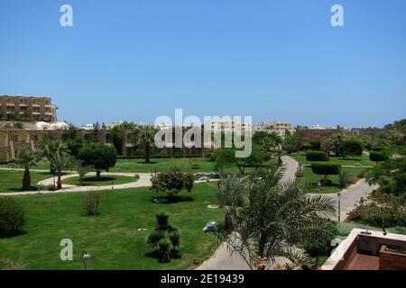 Schöne grüne Hotelanlage mit vielen Palmen in ägypten Stockfoto