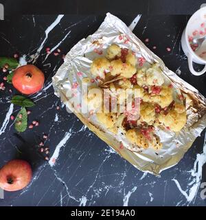 Gegrillter Blumenkohl und Granatapfelkerne Stockfoto