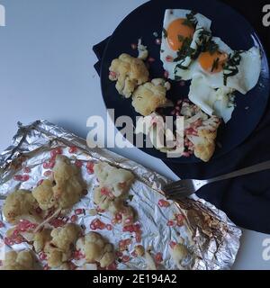 Gegrillter Blumenkohl und Granatapfelkerne Stockfoto
