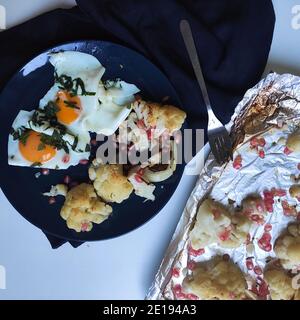 Gegrillter Blumenkohl und Granatapfelkerne Stockfoto