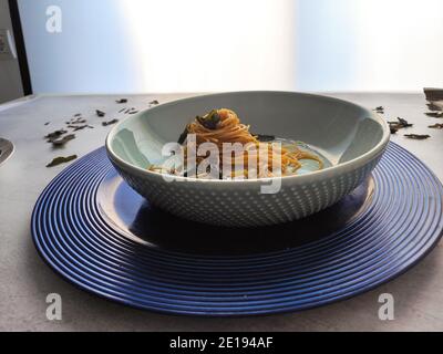 Kombu Seetang Spaghetti in einem blauen Teller Stockfoto