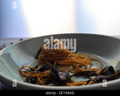 Kombu Seetang Spaghetti in einem blauen Teller Stockfoto