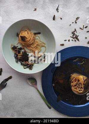 Kombu Seetang Spaghetti in einem blauen Teller Stockfoto