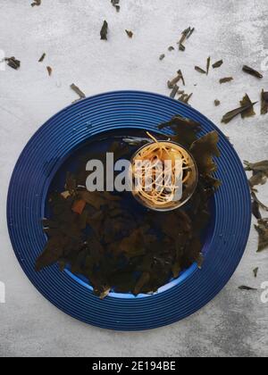 Kombu Seetang Spaghetti in einem blauen Teller Stockfoto