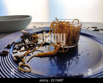 Kombu Seetang Spaghetti in einem blauen Teller Stockfoto