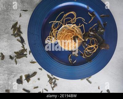 Kombu Seetang Spaghetti in einem blauen Teller Stockfoto