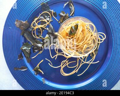 Kombu Seetang Spaghetti in einem blauen Teller Stockfoto