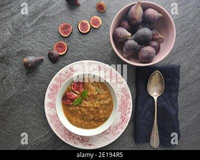 Süßkartoffeln Suppenschüssel mit lila Feigen Schüssel Stockfoto