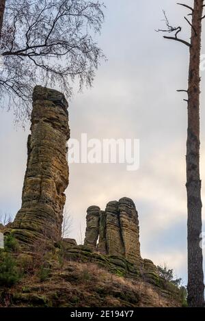 Halberstadt, Deutschland. Dezember 2020. Der fünffingerige Felsen in der Klusberge bei Halberstadt. Die Gebirgskette am Fuße des Harzes sieht aus wie das Elbsandsteingebirge in Miniatur. Mehrere Sandsteinfelsen enthalten Höhlenkammern, die erstmals 1070 in Dokumenten erwähnt wurden. Im 16. Jahrhundert war in den Klusbergen der Tradition nach eine "Bruderschaft der Hirten und Hirtenkinder" aktiv. Quelle: Stephan Schulz/dpa-Zentralbild/ZB/dpa/Alamy Live News Stockfoto