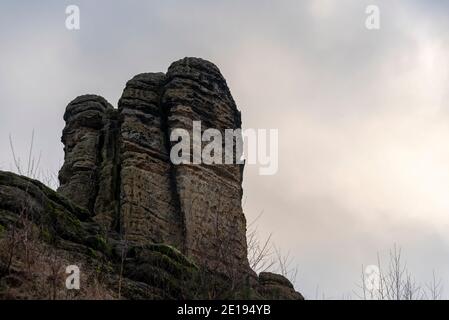 Halberstadt, Deutschland. Dezember 2020. Der fünffingerige Felsen in der Klusberge bei Halberstadt. Die Gebirgskette am Fuße des Harzes sieht aus wie das Elbsandsteingebirge in Miniatur. Mehrere Sandsteinfelsen enthalten Höhlenkammern, die erstmals 1070 in Dokumenten erwähnt wurden. Im 16. Jahrhundert war in den Klusbergen der Tradition nach eine "Bruderschaft der Hirten und Hirtenkinder" aktiv. Quelle: Stephan Schulz/dpa-Zentralbild/ZB/dpa/Alamy Live News Stockfoto