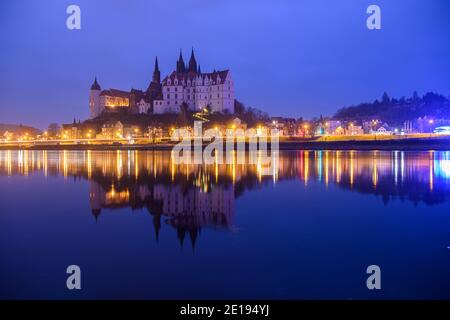 02. Januar 2021, Sachsen, Meißen: Die Lichter der Albrechtsburg und des Doms spiegeln sich abends in der Elbe. Foto: Robert Michael/dpa-Zentralbild/ZB Stockfoto