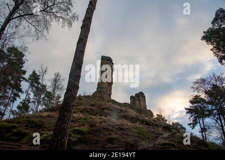 Halberstadt, Deutschland. Dezember 2020. Der fünffingerige Felsen in der Klusberge bei Halberstadt. Die Gebirgskette am Fuße des Harzes sieht aus wie das Elbsandsteingebirge in Miniatur. Mehrere Sandsteinfelsen enthalten Höhlenkammern, die erstmals 1070 in Dokumenten erwähnt wurden. Im 16. Jahrhundert war in den Klusbergen der Tradition nach eine "Bruderschaft der Hirten und Hirtenkinder" aktiv. Quelle: Stephan Schulz/dpa-Zentralbild/ZB/dpa/Alamy Live News Stockfoto