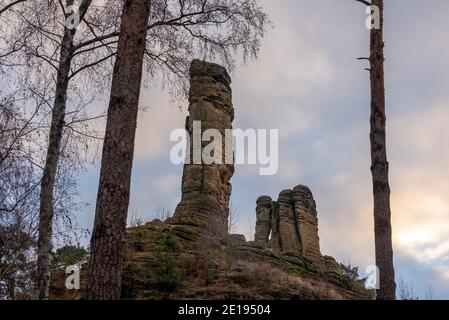 Halberstadt, Deutschland. Dezember 2020. Der fünffingerige Felsen in der Klusberge bei Halberstadt. Die Gebirgskette am Fuße des Harzes sieht aus wie das Elbsandsteingebirge in Miniatur. Mehrere Sandsteinfelsen enthalten Höhlenkammern, die erstmals 1070 in Dokumenten erwähnt wurden. Im 16. Jahrhundert war in den Klusbergen der Tradition nach eine "Bruderschaft der Hirten und Hirtenkinder" aktiv. Quelle: Stephan Schulz/dpa-Zentralbild/ZB/dpa/Alamy Live News Stockfoto