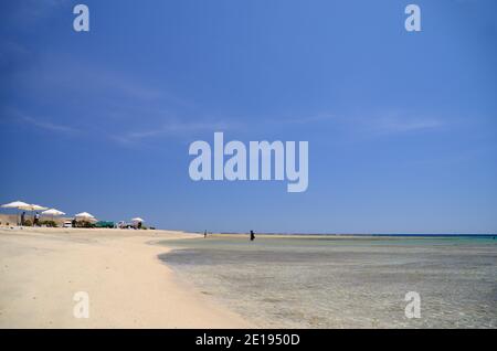 Weißer Wüstenstrand in der Nähe des Ozeans in ägypten Urlaub Stockfoto