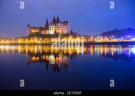 02. Januar 2021, Sachsen, Meißen: Die Lichter der Albrechtsburg und des Doms spiegeln sich abends in der Elbe. Foto: Robert Michael/dpa-Zentralbild/ZB Stockfoto