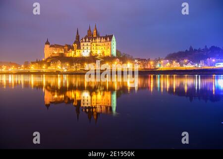 02. Januar 2021, Sachsen, Meißen: Die Lichter der Albrechtsburg und des Doms spiegeln sich abends in der Elbe. Foto: Robert Michael/dpa-Zentralbild/ZB Stockfoto