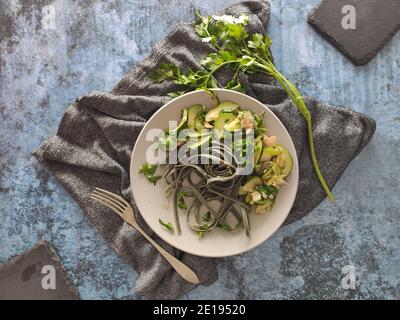 Italienische Linguine Pasta mit Zucchini und Lachs Stockfoto