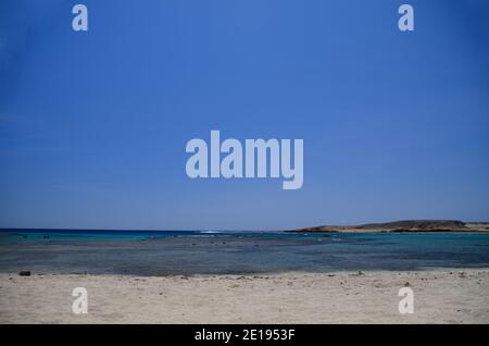 Schöner weißer Sandstrand am Meer mit Riff Tauchen Stockfoto