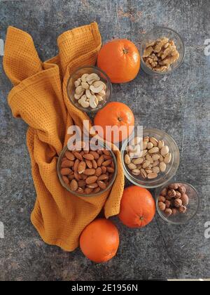 Orangen und Nüsse für einen gesunden Snack Stockfoto