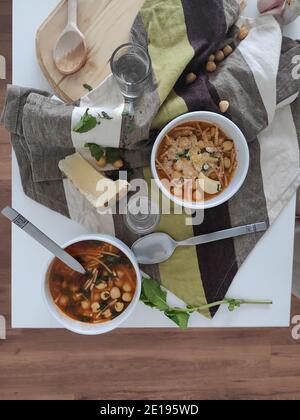 Kichererbsen und Nudelsuppe Schüssel Stockfoto