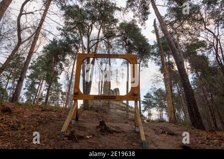 Halberstadt, Deutschland. Dezember 2020. Blick auf die Fünfingerfelsen in den Klusbergen bei Halberstadt. Die Gebirgskette am Fuße des Harzes sieht aus wie das Elbsandsteingebirge in Miniatur. In mehreren Sandsteinfelsen befinden sich Höhlenräume, die erstmals 1070 urkundlich erwähnt wurden. Im 16. Jahrhundert war in den Klusbergen der Tradition nach eine "Bruderschaft der Hirten und Hirtenkinder" aktiv. Quelle: Stephan Schulz/dpa-Zentralbild/ZB/dpa/Alamy Live News Stockfoto