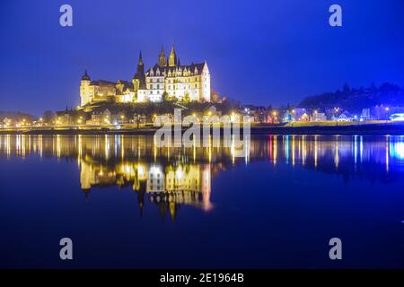 02. Januar 2021, Sachsen, Meißen: Die Lichter der Albrechtsburg und des Doms spiegeln sich abends in der Elbe. Foto: Robert Michael/dpa-Zentralbild/dpa Stockfoto