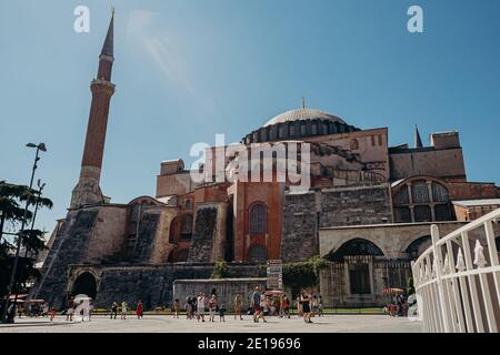 ISTANBUL, TÜRKEI - 12. AUGUST 2019: Touristen in der Ayasofia Moschee in Istanbul ist die Hagia Sofia eine der Hauptattraktionen der Stadt Stockfoto