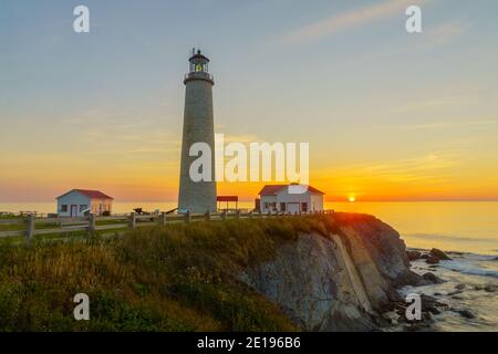 Sonnenaufgang in der Cap-des-Rosiers Leuchtturm, Gaspe Halbinsel, Quebec, Kanada Stockfoto