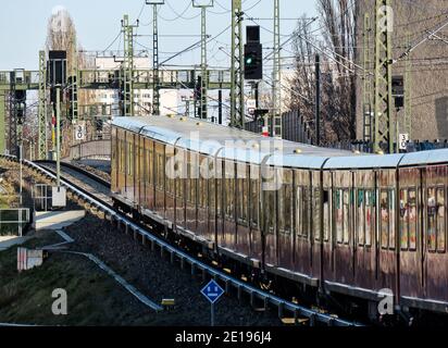 Berlin, Deutschland. Februar 2020. In der Nähe des Bahnhofs Ostkreuz verkehrt eine S-Bahn. Quelle: Soeren Stache/dpa-Zentralbild/ZB/dpa/Alamy Live News Stockfoto