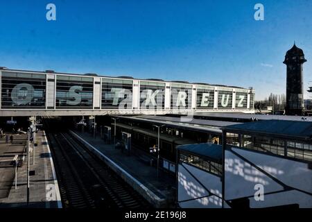 Berlin, Deutschland. Februar 2020. Die Bahnhofshalle des Ostkreuz Bahnhofs mit dem Wasserturm. Quelle: Soeren Stache/dpa-Zentralbild/ZB/dpa/Alamy Live News Stockfoto