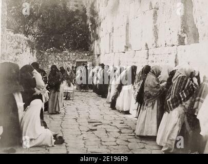 Vintage-Foto des 19. Jahrhunderts: Jüdische Frauen beten am Westen der Klagemauer, Jerusalem, Israel, dann Palästina. Stockfoto