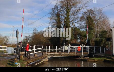 Spencers Drehbrücke auf dem Leeds und Liverpool Kanal hat neue Barrieren, um den Straßenverkehr zu stoppen, wenn die Brücke für Boote geöffnet ist, um zu passieren. Stockfoto