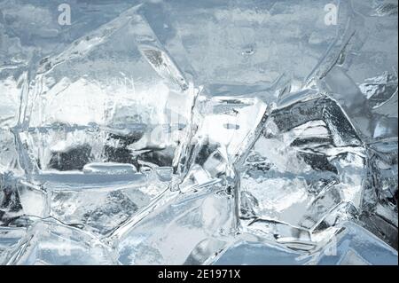 Abstrakter ICE-Hintergrund. Blauer Hintergrund mit Rissen auf der Eisoberfläche. Eis Hintergrundstruktur. Blau gefrorene Textur von Eis Stockfoto