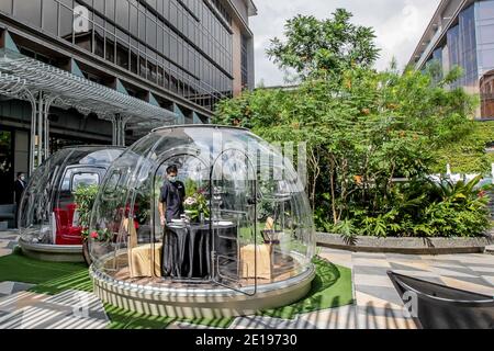 Manila. Januar 2021. Am 5. Januar 2021 reinigt ein Mitarbeiter mit Gesichtsmaske das Geschirr in einem Mehrzweckblasenpod in einem Hotel in Manila, Philippinen. Das Hotel wird die multifunktionalen Luftpolsterfolie für Gäste öffnen, um sie vor COVID-19-Infektionen zu schützen. Quelle: Rouelle Umali/Xinhua/Alamy Live News Stockfoto